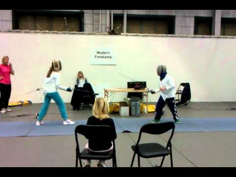 Tjejer testar fäktning på SWG 2012