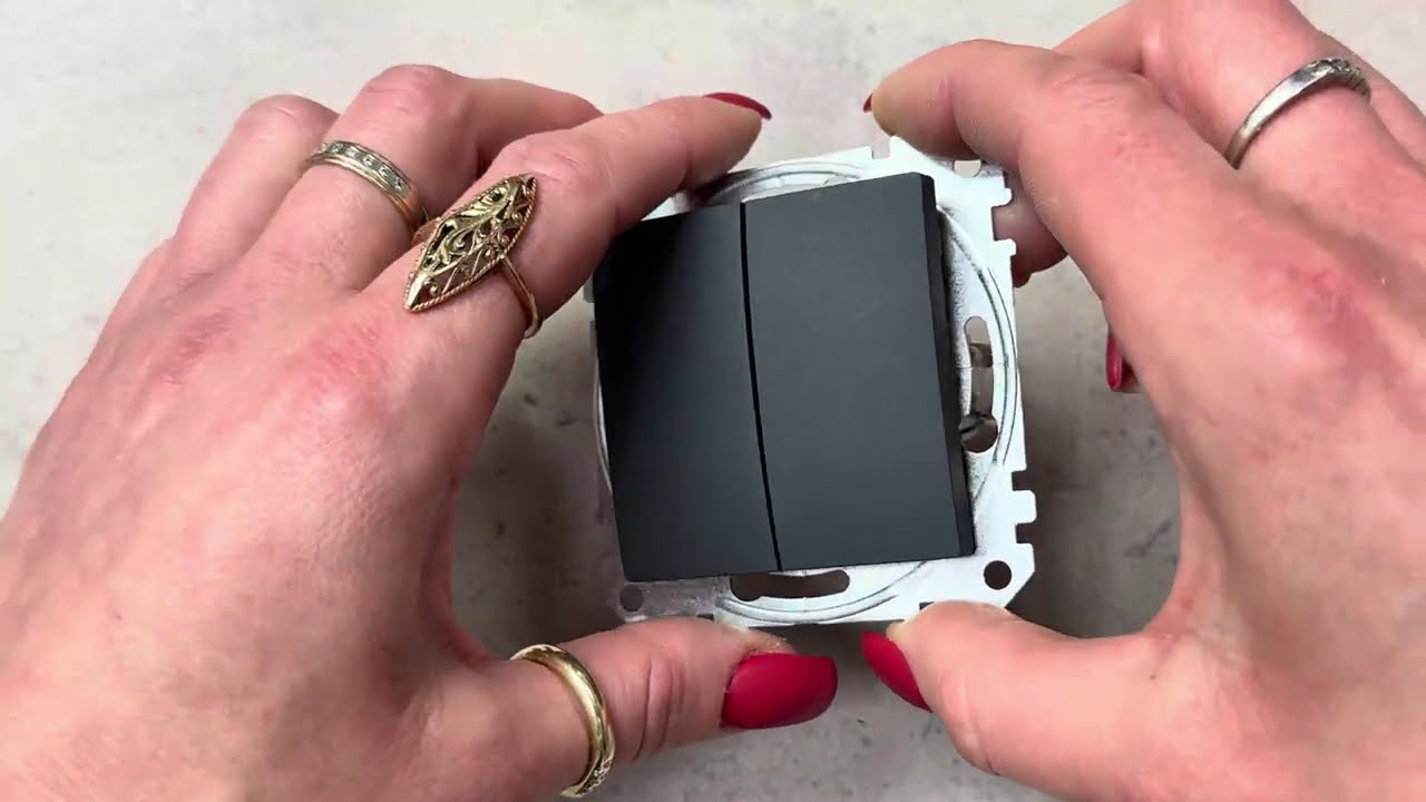 Двоклавішний вимикач SCHNEIDER Sedna Design чорний SDD114105