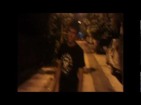 KIGU BOY dialegei balkoni k petaei papoutsi