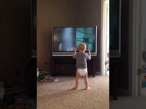 סרטון של תינוק שמחקה סצנות שלמות מהסרט "רוקי"