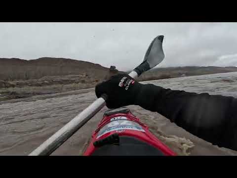 Remando en el Rio Neuquen crecido en Chos Malal