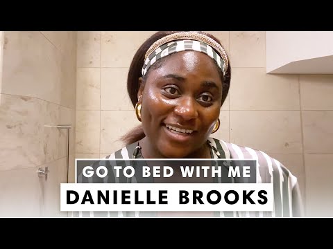 ダニエル・ブルックスのニキビ肌のための夜のスキンケア・ルーティン｜Go To Bed With Me｜BAZAAR（バザー (Danielle Brooks’ Nighttime Skincare Routine For Acne-Prone Skin | Go To Bed With Me | BAZAAR)