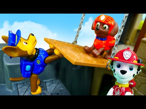 Avventure dei Paw Patrol al castello medievale. Video con i cuccioli giocattolo per bambini
