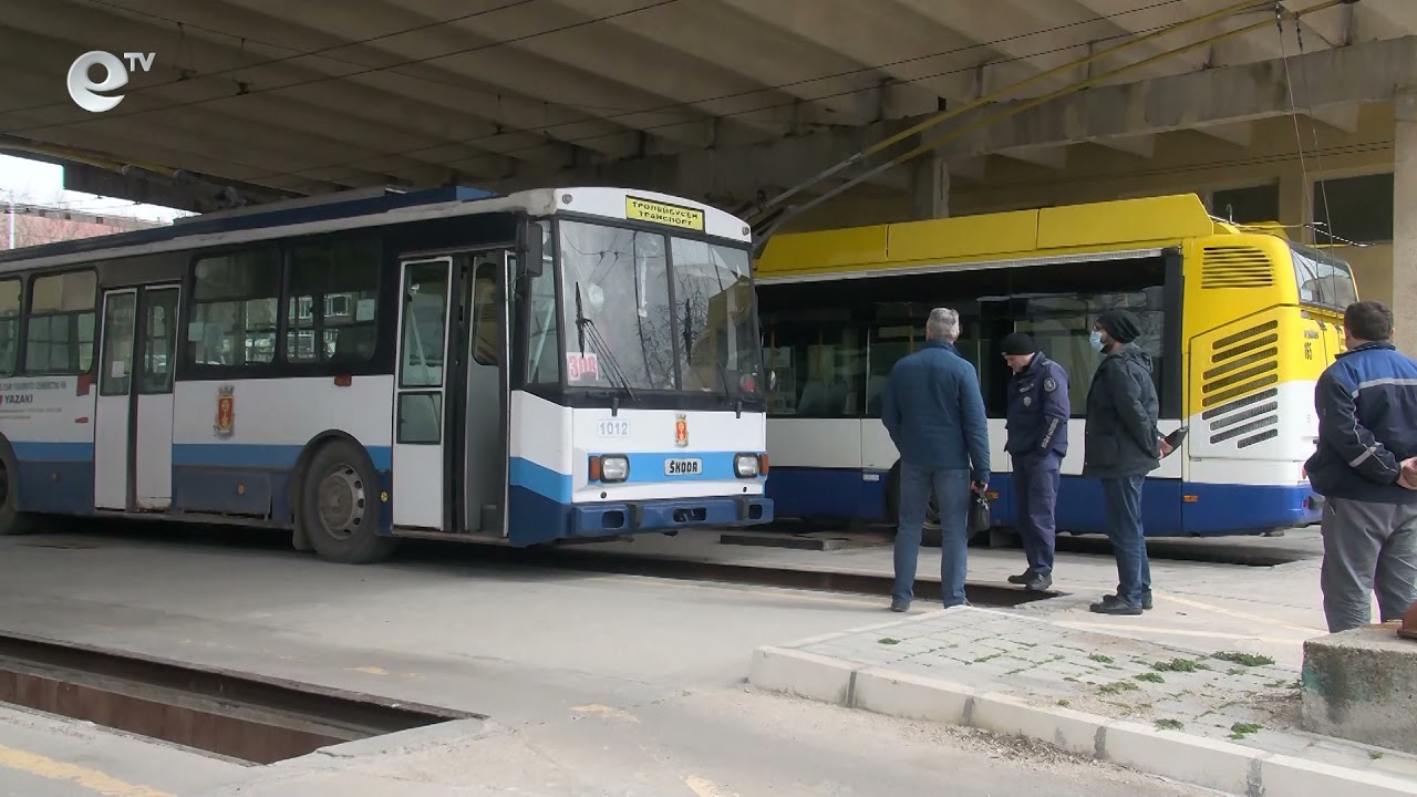 Задържаха мъж, счупил с камък стъклото на тролейбус в Хасково