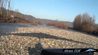 preview picture of video 'Deltaplano a motore in volo radente sul fiume Vara a Borghetto, mozzafiato.'