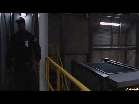 Deckard shaw provocando Luke hobbs