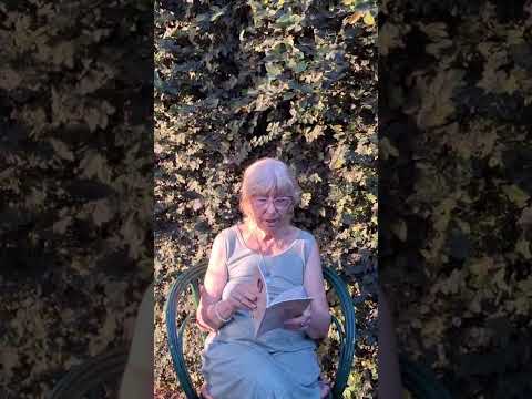 Leyendo poesía en casa. María Cristina Gervasoni Donna. General Belgrano . Buenos Aires . Argentina