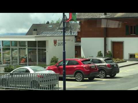 小中高留学の寄宿学校エイグロン・カレッジのメイン校舎前【スイス留学.com】