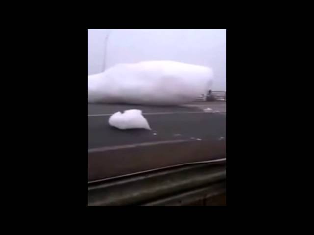 Странное облако, переходящее через дорогу, засняли на видео