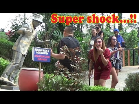 funny-statues-make-you-laugh-out-loud-funny-statue-prank