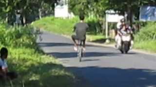 preview picture of video 'playing freestyle bike (gaya bebas bermain sepeda)'