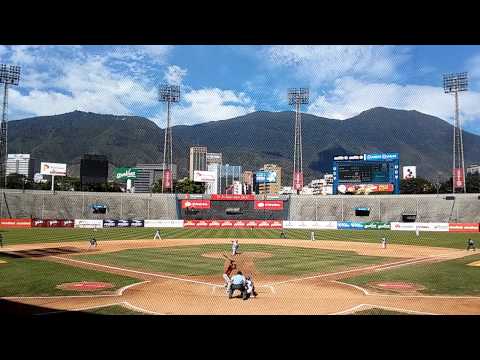 Aguilas del Zulia 7-8 Tiburones de La Guaira 27/12/2015