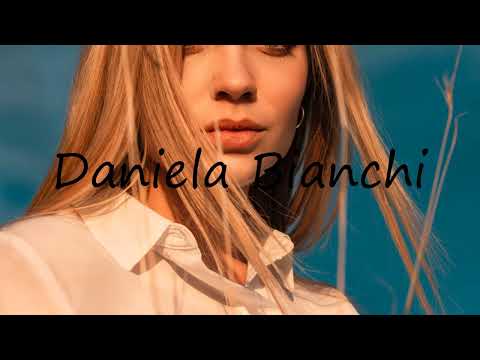 How to pronounce Daniela Bianchi in English?