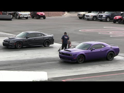 Dodge Demon vs Hellcat Charger - drag racing