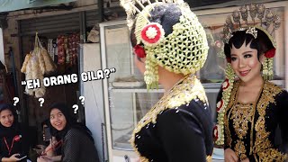 Download lagu KELILING NYARI MAKAN DENGAN DANDANAN PEGANTIN ADAT JAWA,GMANA REAKSI NYA YA?? mp3