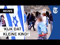 Kind spuugt op Israëlische vlag tijdens protest op Dam