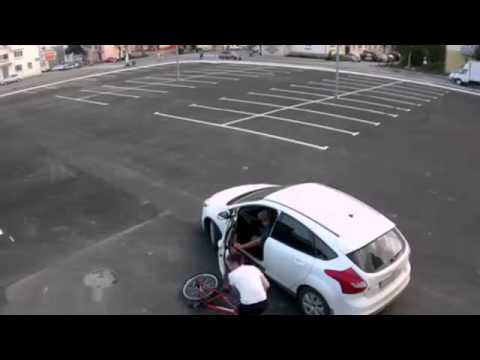 Wypadek na pustym parkingu