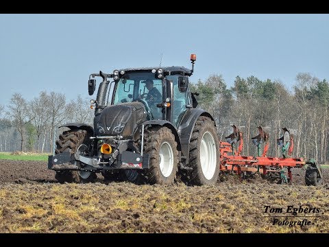 Ploegen met een nieuwe Valtra N154