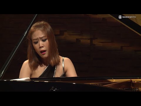 Yeol Eum Son plays Stravinsky