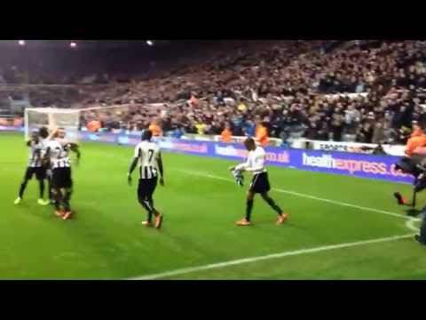 Newcastle United vs Chelsea 2-0 goal celebration Loïc Rémy