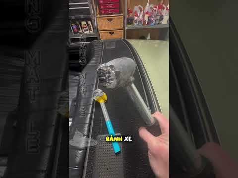 Chiếc búa chì cũ kỹ nhưng không thể thiếu cho xe cổ