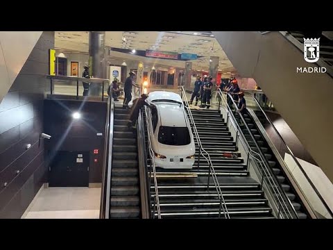 Spanien: Falsch abgebogen? Gestohlenes Auto steckt in der Metro-Station fest!