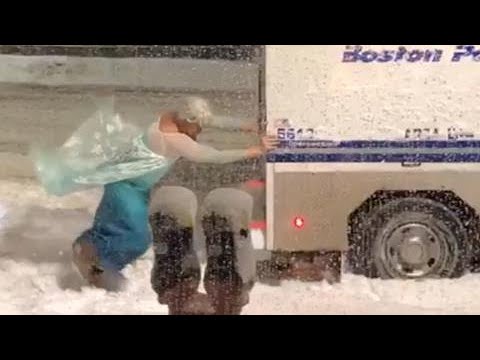 Мужик в костюме Эльзы вытолкал пикап полиции в Бостоне