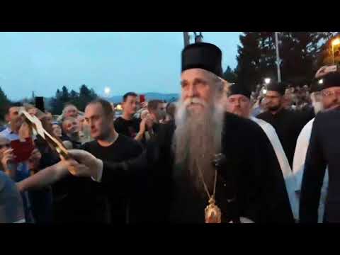 Хиљаде грађана дочекало владику Јоаникија у Беранима (ВИДЕО)