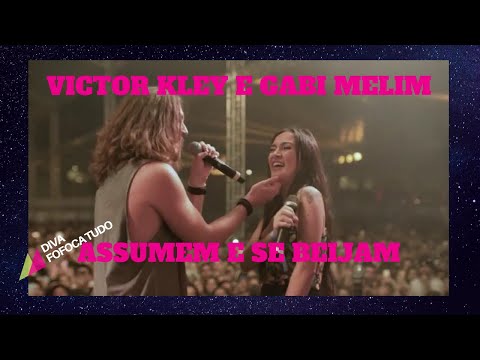 VICTOR KLEY E GABI MELIM ASSUMEM RELACIONAMENTO DURANTE SHOW SE BEIJAM