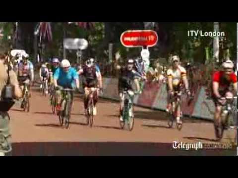 Crowds spur on Boris in London road race