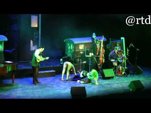 Στιγμιότυπο από την παράσταση με τίτλο&nbsp;The Tiger Lillies Freakshow, η οποία παρουσιάστηκε στην Αθήνα, στο Θέατρο Badminton στις 29 Ιουνίου 2011. Το συγκρότημα [[#The Tiger Lillies#]] [Τάιγκερ Λίλλις] ανασυνθέτει την αισθητική του ιστορικού θεάματος ετερόμορφων με στοιχεία σκοτεινού καμπαρέ και μαύρης κωμωδίας, μετατρέποντας την εμπορευματοποιημένη διαφορετικότητα σε μέσο κοινωνικής κριτικής για την κανονικότητα και τα όρια του κοινωνικά αποδεκτού. Βιντεοσκόπηση: Camerastylo και Γιάννης Καραμπίτσος για την Ελληνική Πολιτιστική Διαδικτυακή Τηλεόραση (@rtD).