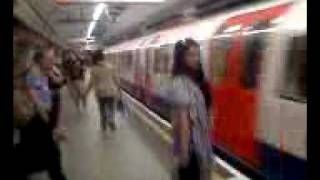 preview picture of video 'Tube train at Oxford Circus - 27/07/2009'