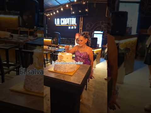 Yajaira partiendo su pastel numero 77 con sus familiares y amigos #plazalibertad #viral #shorts
