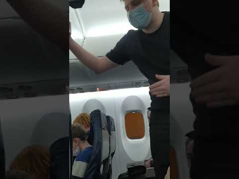 wyrzucenie z samolotu za brak maseczki mimo okazania zwolnienia lekarskiego 1