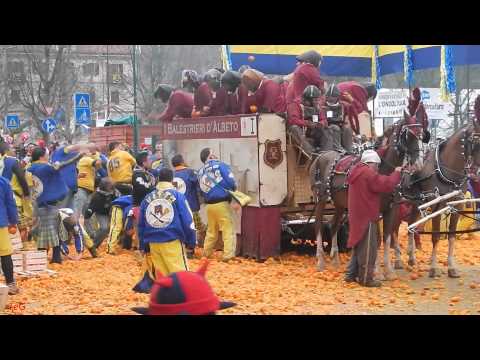 Battaglia arance - carro da getto I Balestrieri d'Albeto - Carnevale Ivrea 2015