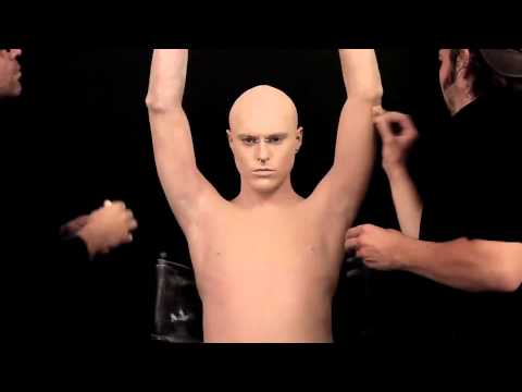 ¡Total mente sorprendente! El hombre más tatuado del mundo se maquilla | Paravariar