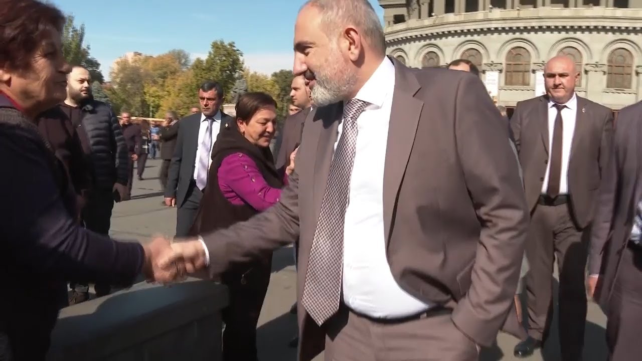 Նիկոլ Փաշինյանը կնոջ հետ զբոսնել է Երևանի փողոցներով