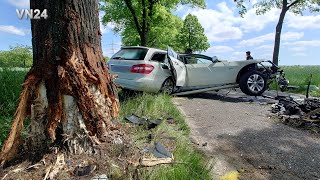 18.05.2023 - VN24 - Mercedes bricht in tausend Teile nach Unfall mit einem Baum