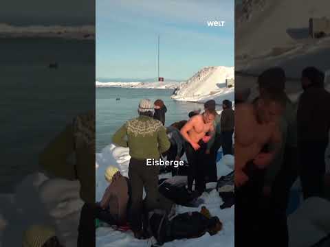EISBADEN IN GRÖNLAND: Schwimmer stürzen sich bei minus sieben Grad ins arktische Meer! #shorts