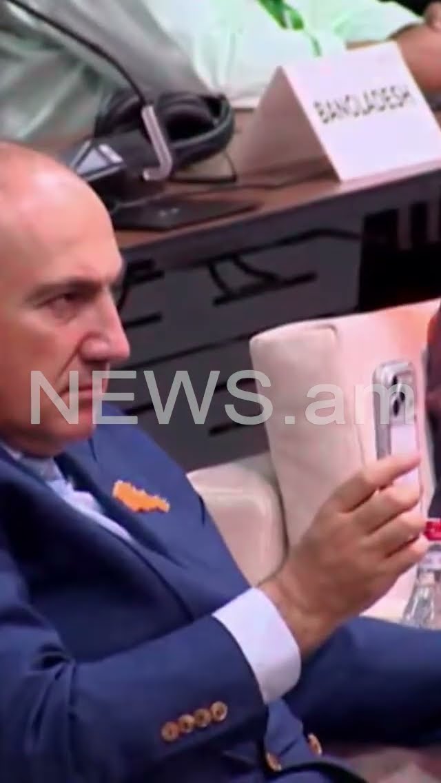 Փաշինյանը նկարահանում է COP17-ի բացման արարողության ժամանակ յարխուշտա պարողներին