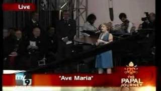 Kelly Clarkson sings Ave Maria