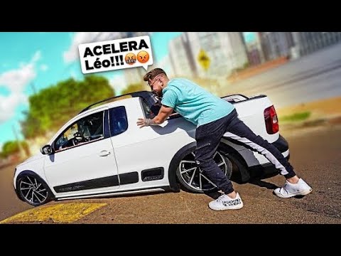 LOWERED SAVEIRO GOT STUCK ON A SPEEDBUMP!! *my friend kept pushing it until it got out* 😂😂