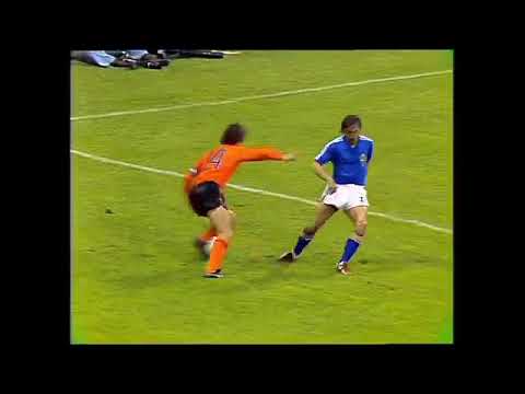 Famous Cruyff turn - World Cup 1974 Group Match Netherlands - Sweden 0--0 (19 June 1974)