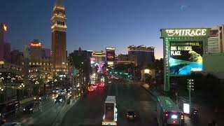 ミラージュホテルとベネチアンホテルの前のストリップ大通り。ここも片側７車線。