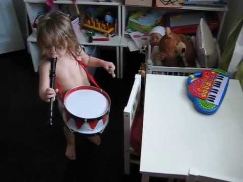 Benedicte viser hvordan man spiller på tromme - Og blokfløjte