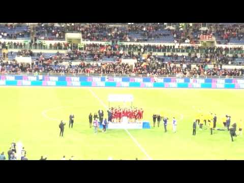 Il capitano della Roma Primavera De Santis alza la Supercoppa davanti ai tifosi giallorossi