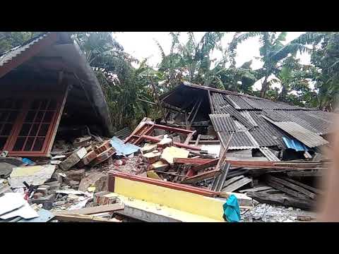 Rumah runtuh akibat gempa