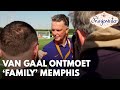 Van Gaal stelt zich voor aan vrienden van Memphis: 'Hello, Louis van Gaal' | DE ORANJEWINTER