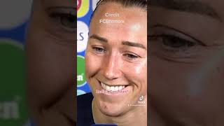 Lucy Bronze shows off her Spanish #shorts