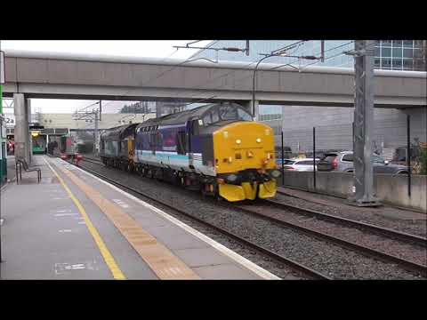 DRS Regional Railways 37425 erupts out of Milton Keynes Central with 37069 in tow 11/11/21